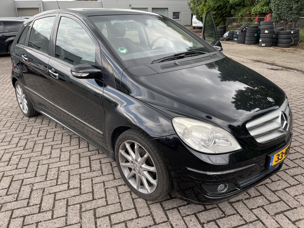 31097595-7.jpg