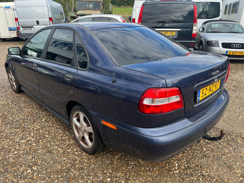 40220258-2.jpg