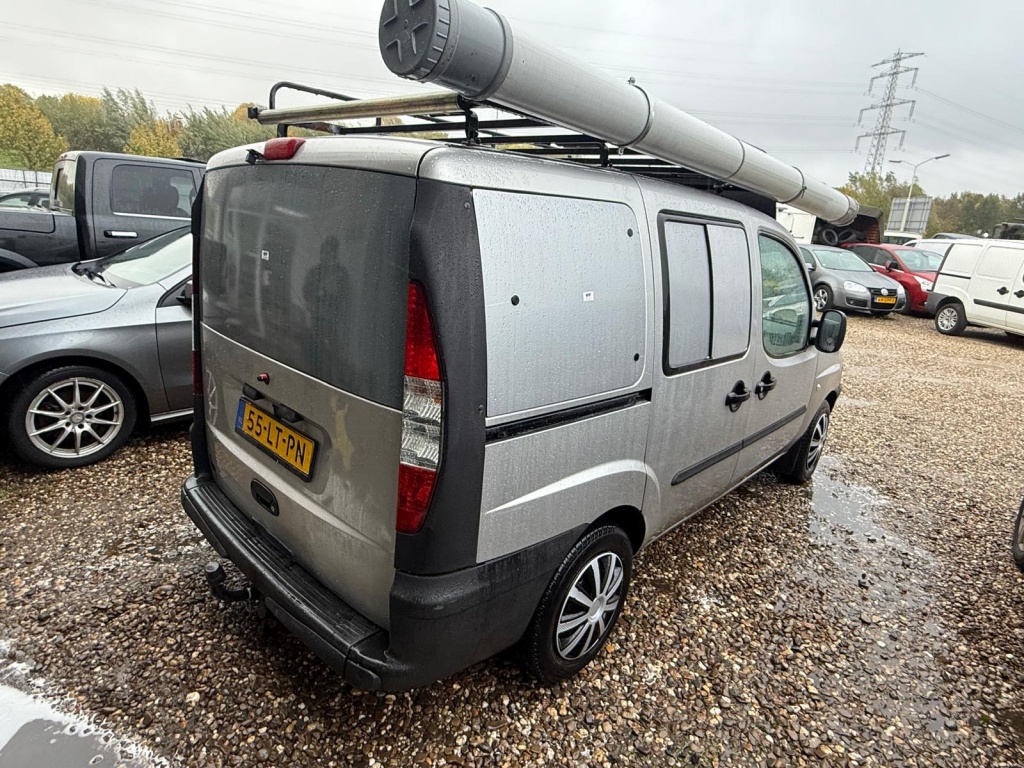 48625500-3.jpg