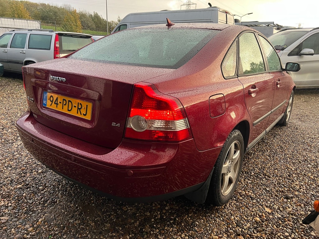 48698448-2.jpg